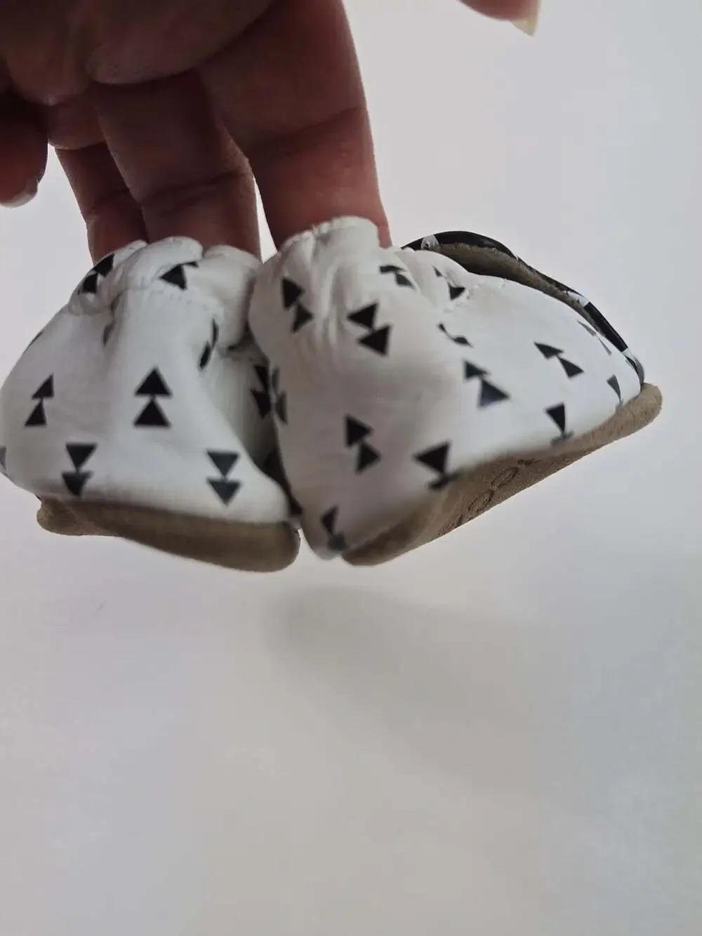 Robeez Baby Soft Sole Leather Crib Shoes 0-6 Months Black White Triangle Print
